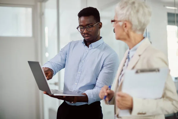Black Entrepreneur Communicating His Senior Business Mentor While Working Laptop — Foto de Stock