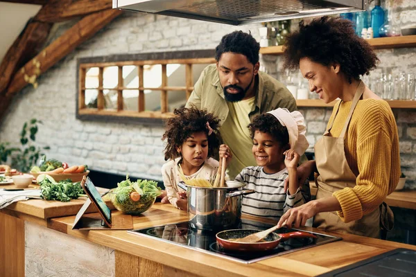 Happy African American Parents Kids Making Family Meal Kitchen — Foto de Stock