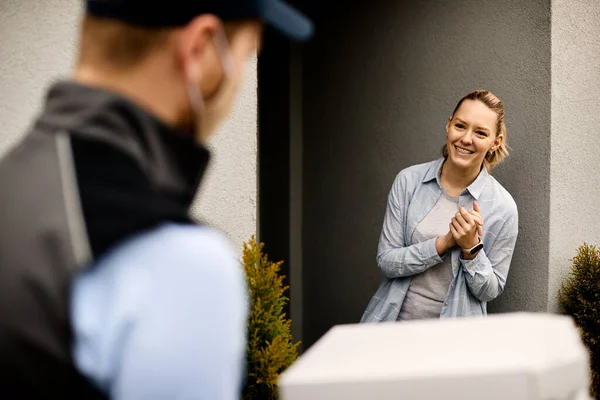 Happy Woman Standing Doorway Greeting Delivery Man Who Carrying Pizza — Stok fotoğraf