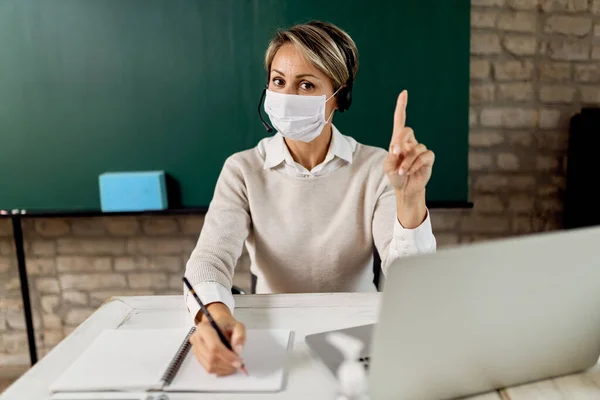 School Teacher Wearing Face Mask Holding Online Lecture Form Classroom — Foto Stock