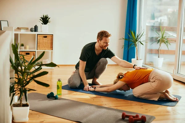 Athletic Couple Working Out Together Home Focus Happy Man Assisting — Zdjęcie stockowe