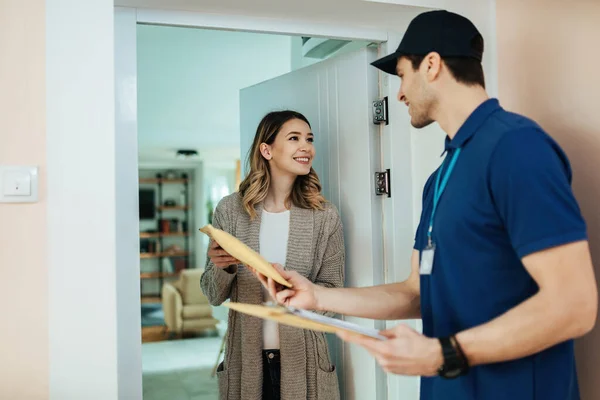 Young Happy Woman Talking Courier While Receiving Home Delivery — Stockfoto