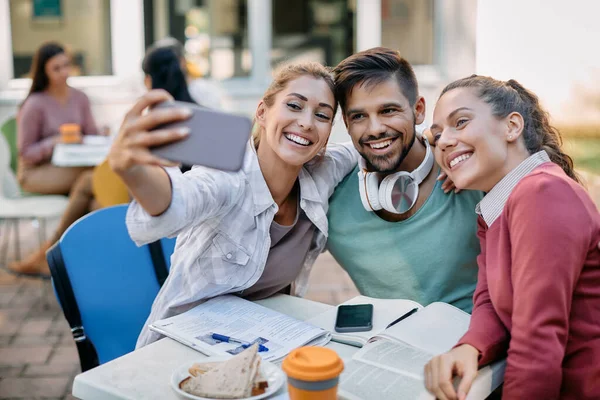 Happy College Students Having Fun Taking Selfie Smart Phone Lunch — Fotografia de Stock