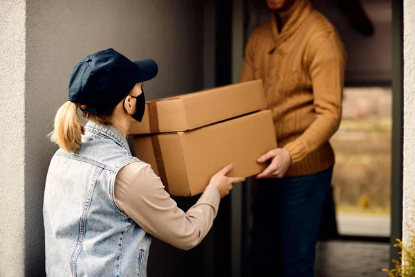 Female Deliverer Giving Packages Her Customer While Making Home Delivery — Stockfoto