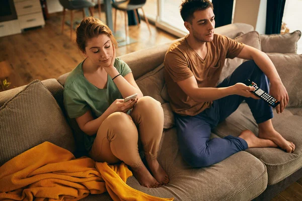 Young Couple Relaxing Sofa Living Room Focus Woman Using Mobile — Stockfoto
