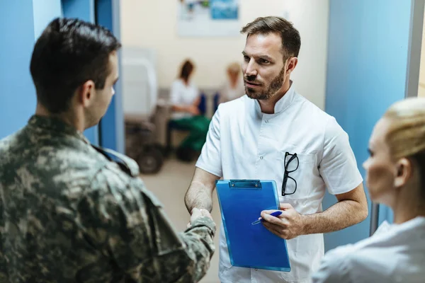 Doctor Military Man Shaking Hands While Standing Lobby Hospital — Foto de Stock