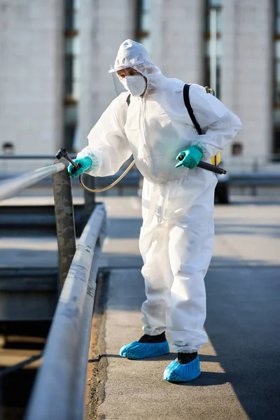 Man Protective Suit Disinfecting Public Area City Due Coronavirus Epidemic — Stock fotografie