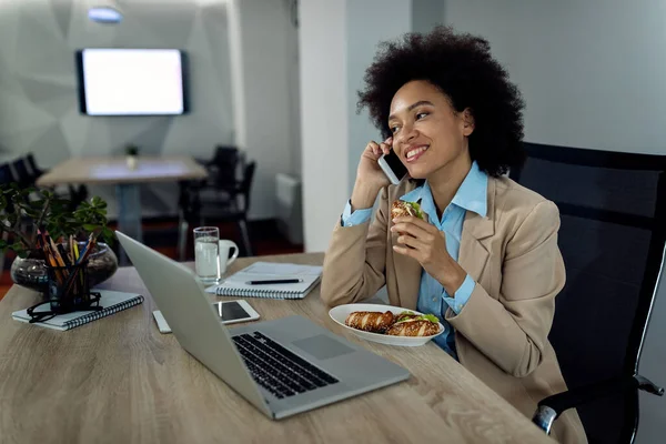 Happy Black Businesswoman Making Phone Call While Having Lunch Break — ストック写真