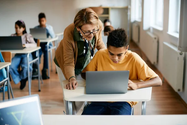 African American Schoolboy Learning Teacher Assistance Computer Class Classroom — Stok Foto