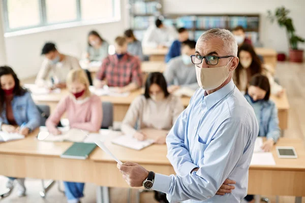 Portrait Mature Teacher Wearing Face Mask While Giving Lecture Students — Stok Foto