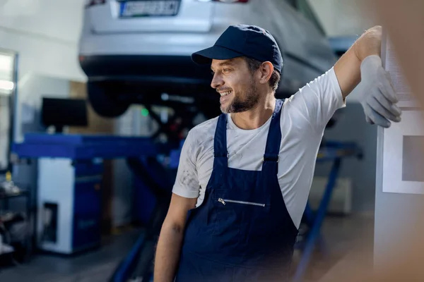 Smiling Repairman Leaning Wall While Relaxing Car Workshop — Fotografia de Stock
