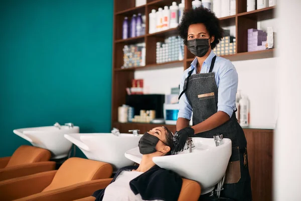 African American Hairdresser Her Customer Wearing Protective Face Masks Hair — Zdjęcie stockowe