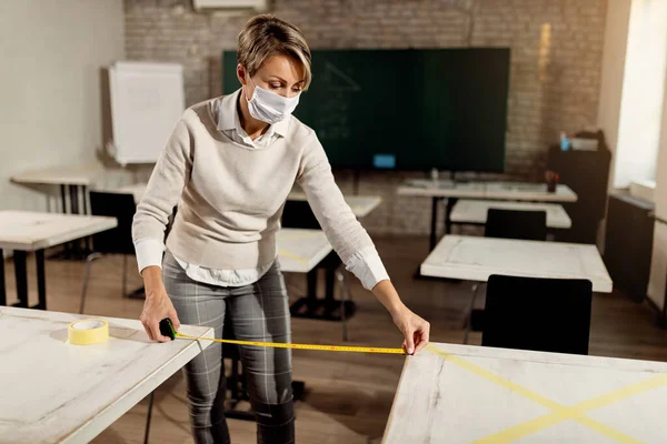 Teacher Wearing Protective Face Mask Using Tape Measure Make Proper — Stok Foto