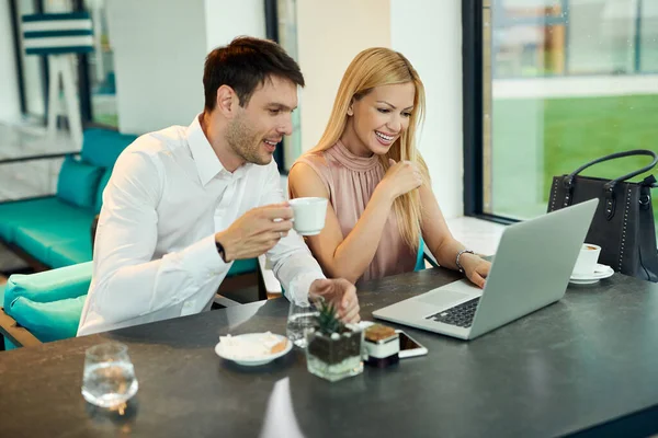 Happy Business Couple Using Computer Whiled Drinking Coffee Cafe Focus — 스톡 사진