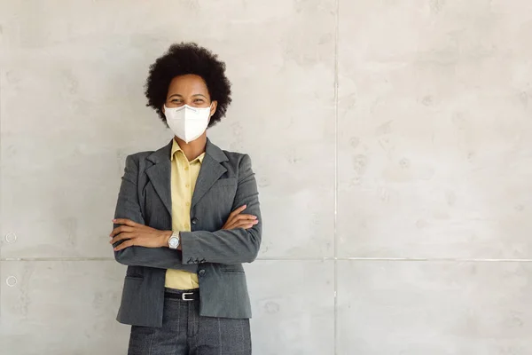 Happy African American Businesswoman Face Mask Standing Wall Looking Camera — Foto Stock
