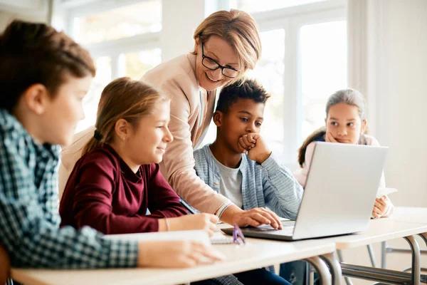 Happy Elementary Students Teacher Using Laptop Computer Class Classroom — Foto de Stock