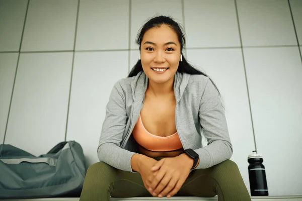 Low Angle View Female Asian Athlete Relaxing Dressing Room Sports — Fotografie, imagine de stoc