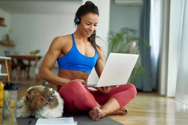 Young Happy Sportswoman Using Computer While Relaxing Floor Living Room — Stockfoto