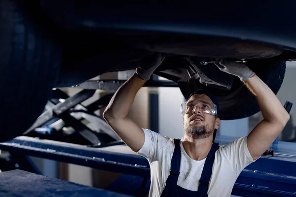 Car Mechanic Examining Chassis Vehicle While Working Workshop — Fotografia de Stock