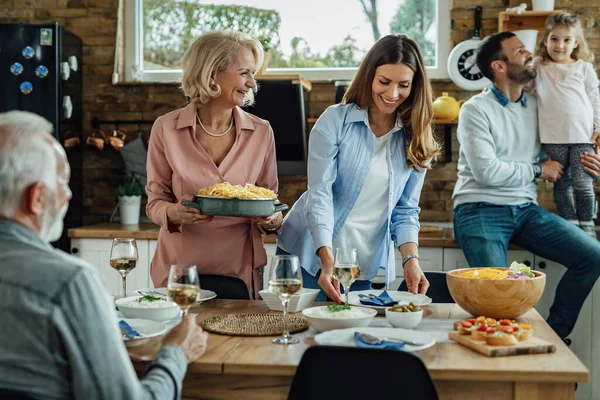 Szczęśliwa Wielopokoleniowa Rodzina Razem Lunch Jadalni Skupiamy Się Kobietach Brylujących — Zdjęcie stockowe