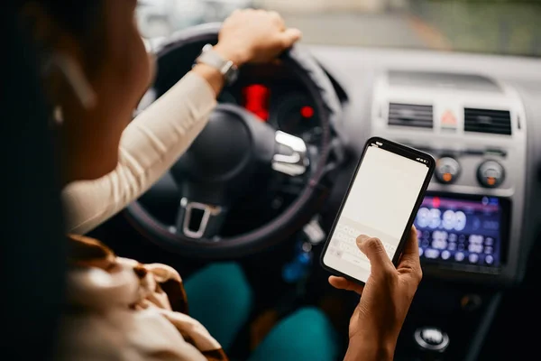 Close Woman Driving Car Texting Smart Phone — Foto de Stock