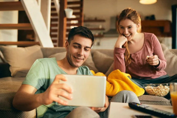 Happy Man His Girlfriend Using Touchpad Watching Something Internet Home —  Fotos de Stock