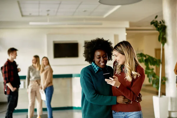 Happy Female College Friends Reading Something Funny Smart Phone Break — Fotografia de Stock