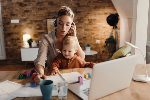 Stay Home Mother Writing Notes While Having Conference Call Babysitting — Foto de Stock