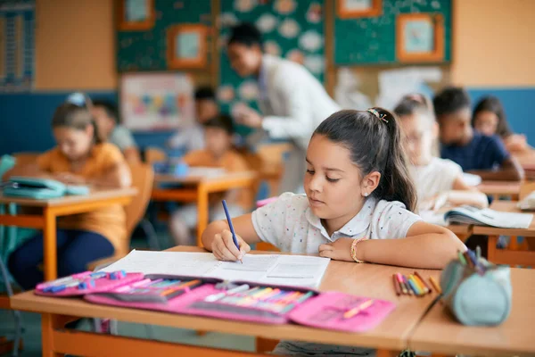 Elementary Student Writing Her Notebook While Learning Classroom — Stock Fotó