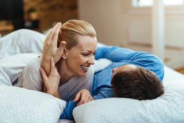 Happy Couple Love Talking While Relaxing Bed Morning — Foto de Stock