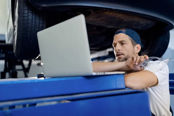 Mid Adult Car Mechanic Working Laptop Auto Repair Shop — Fotografia de Stock