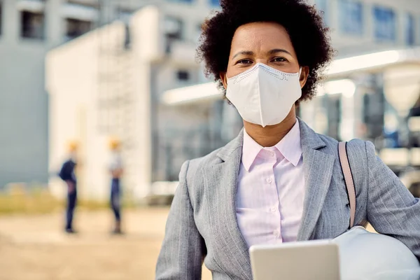 Black Female Civil Engineer Wearing Protective Face Mask While Inspecting — Foto Stock