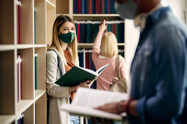 College Student Protective Face Mask Reading Book While Studying Library — Foto Stock