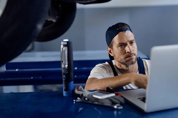 Auto Repairman Using Computer While Working Workshop — Fotografia de Stock