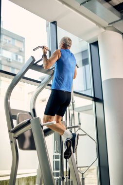 Olgun sporcuların spor yaparken barfiks egzersizlerinin arka görünümü