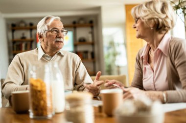 Yaşlı çift kahvaltı edip evde iletişim kuruyor. Erkeğe odaklan.. 