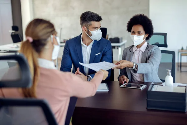 African American Businesswoman Her Colleague Taking Resume Potential Candidate Job — Foto Stock