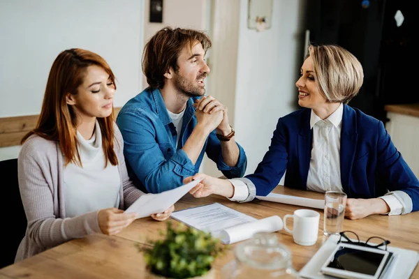 Happy Financial Advisor Young Couple Analyzing Documents Talking Meeting Home — Fotografia de Stock