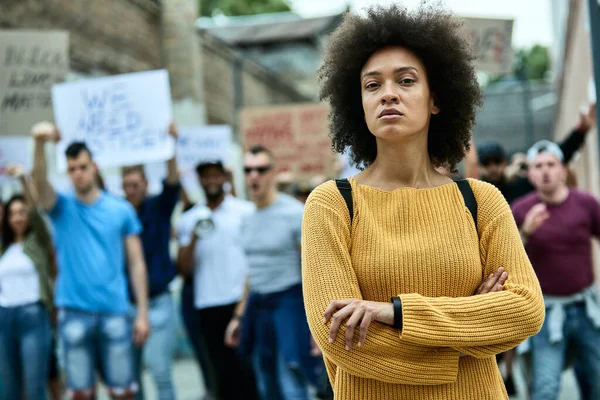 Confident Black Woman Crossed Arms Standing Front Crowd People Demonstrations —  Fotos de Stock