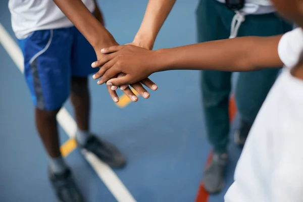Крупный План Учителя Физкультуры Афроамериканских Студентов Собирающих Руки Единстве Время — стоковое фото