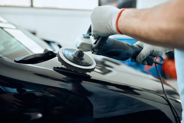 Close Man Polishing Car While Working Auto Service Workshop —  Fotos de Stock