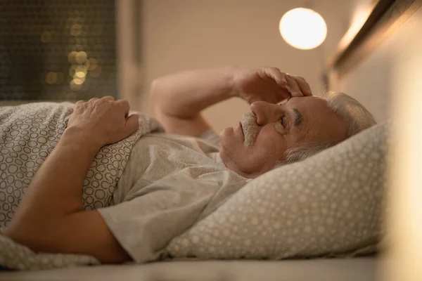 Bezorgd Senior Man Denken Aan Iets Terwijl Rusten Bed Nachts — Stockfoto