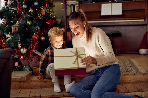 Surprised Mother Her Small Son Opening Present Christmas Morning Home — ストック写真