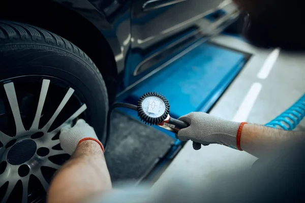 Close Mechanic Using Pressure Gauge While Examining Car Tire Workshop —  Fotos de Stock