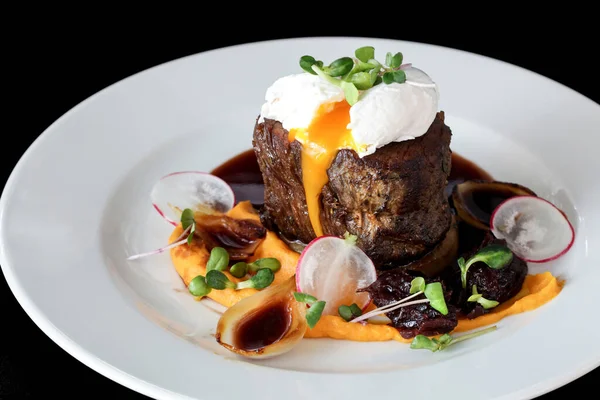 Steak Poached Egg Sweet Potato Mushroom Sauce — Fotografia de Stock