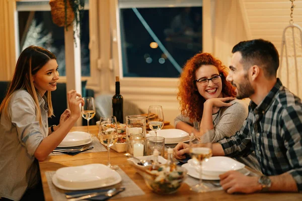 Ομάδα Χαρούμενων Φίλων Που Επικοινωνούν Ενώ Τρώνε Στο Τραπέζι Βράδυ — Φωτογραφία Αρχείου