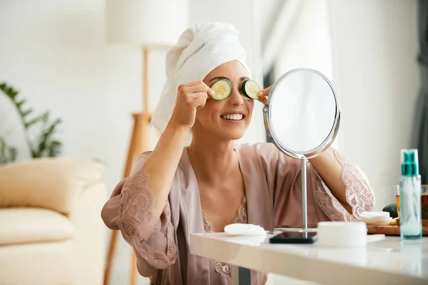 Young Woman Using Cucumber Slices Her Eyes Beauty Treatment Home — Φωτογραφία Αρχείου