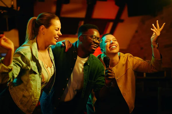 Молоді Щасливі Люди Співають Вечірці Караоке Вночі Зосереджений Афроамериканській Людині — стокове фото