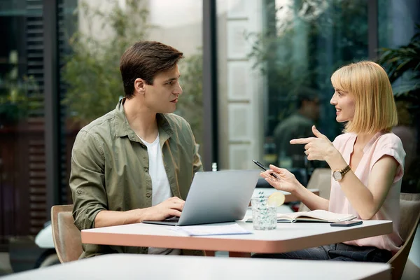 Young Businessman Working Laptop Talking Female Colleague Meeting Cafe — Fotografia de Stock