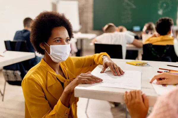 Black Elementary School Teacher Wearing Protective Face Mask While Communicating — Foto Stock